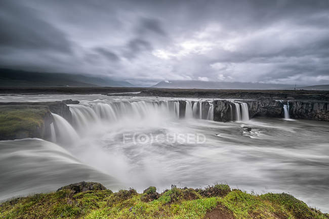 Мальовничим видом з величним водоспадом Godafoss, Ісландія — стокове фото