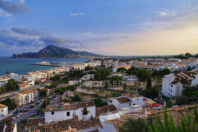 Espagne, Altea, vue panoramique sur la côte de Costa Brava, Benidorm en arrière-plan — Photo de stock