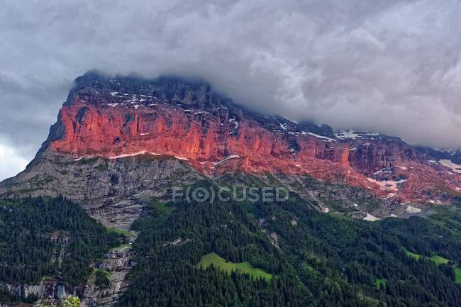 Schweiz, grindelwald, malerischer blick auf majestätisches alpenglow at eiger — Stockfoto