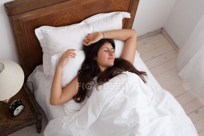 Дівчина-підліток спить в ліжку вранці — стокове фото
