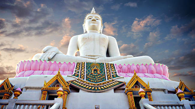 Мальовничий вид на вершині пагорба статуя Будди — стокове фото