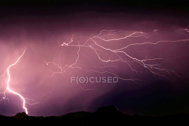 Vista panorámica de la iluminación sobre las montañas Gila Bend, Arizona, América, EE.UU. - foto de stock
