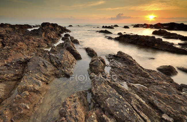Salida del sol sobre Pantai Pandak, Kuala Terengganu, Malasia - foto de stock