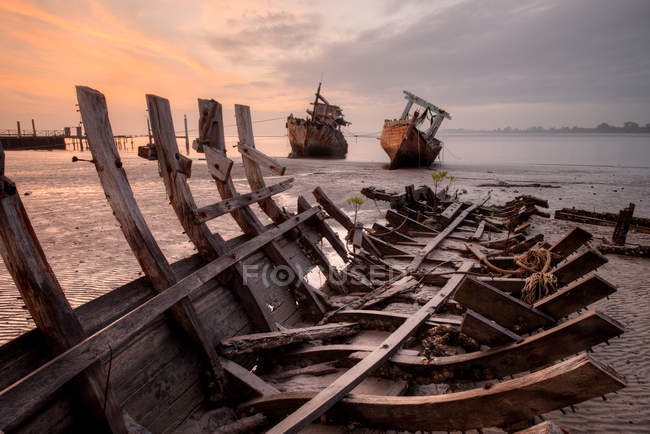 Shipwrecked boat on beach, Kota Kinabalu, Sabah, Malaysia — Stock Photo