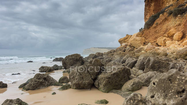 Скалы и пляж, Карвойро, Фару, Португалия — стоковое фото