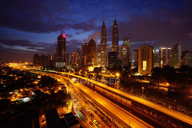 Vue panoramique de l'horizon de la ville la nuit, Kuala Lumpur, Malaisie — Photo de stock