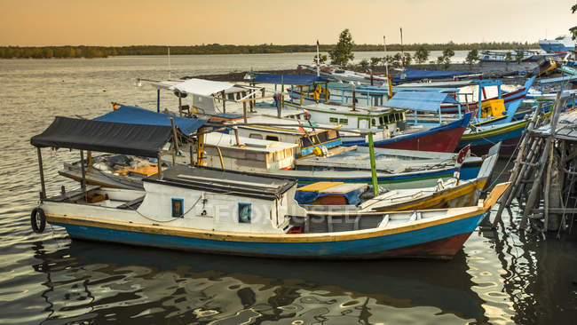 Boote vor Anlegestelle, Herabstufung Insel, Indonesien — Stockfoto