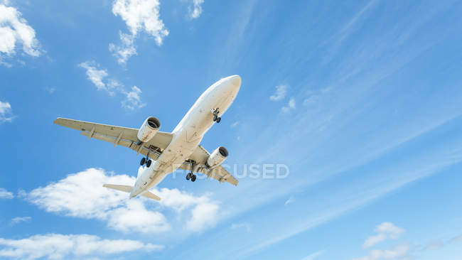 Low angle view of plan flying mid air — Stock Photo