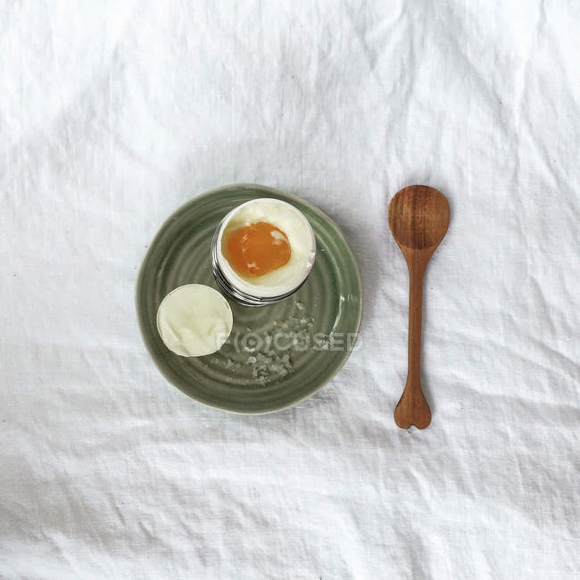 Desayuno huevo hervido en composición de estilo vintage - foto de stock