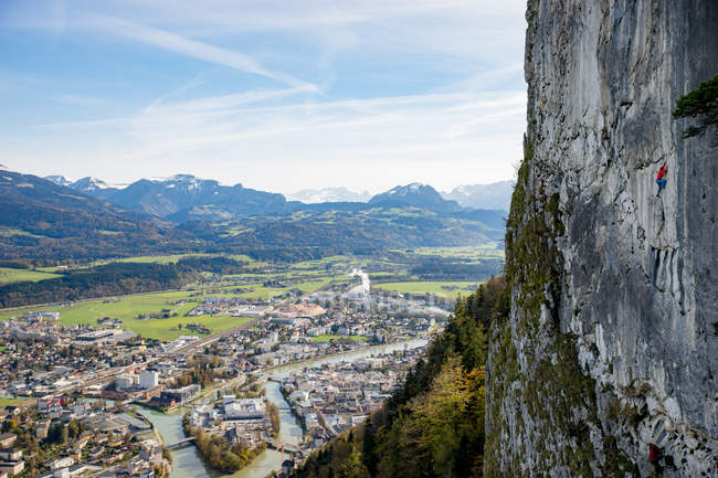 Скелелазіння високо над містом, Hallein, Зальцбург, Австрія — стокове фото