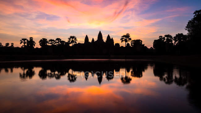 Silhueta de Ankor Wat ao nascer do sol, Siem Reap, Camboja — Fotografia de Stock