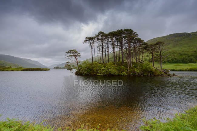 Vista panoramica del maestoso Loch Eilt, Scozia — Foto stock