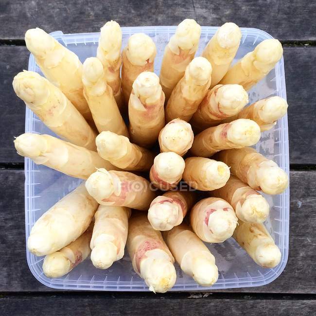 White asparagus in a plastic container, top view — Stock Photo