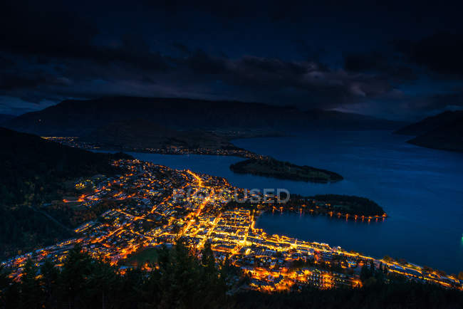 Luftaufnahme von Queenstown in der Abenddämmerung, Neuseeland — Stockfoto