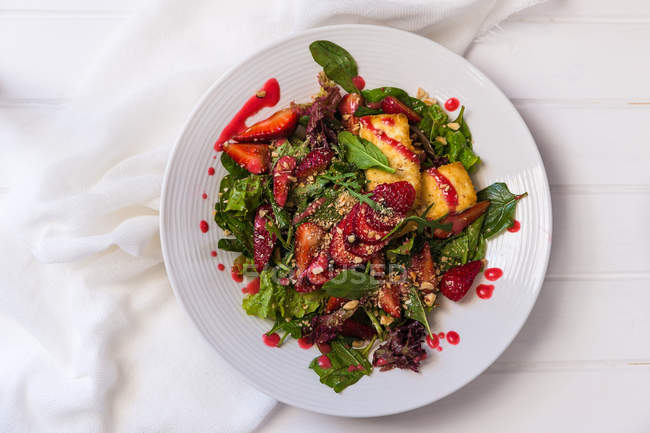 Salat mit Avocado, Erdbeere und Spinat, von oben — Stockfoto