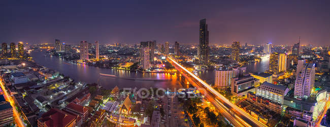 Skyline di Bangkok e il fiume Chaopraya, Bangkok, Thailandia — Foto stock