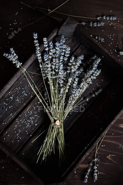 Lavendelstrauß in rustikaler Holzkiste — Stockfoto