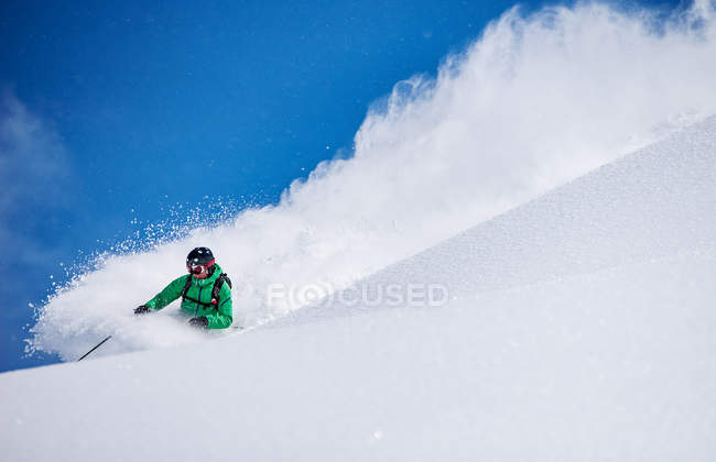 Uomo sci in polvere su pista, Alpi, Gastein, Austria — Foto stock