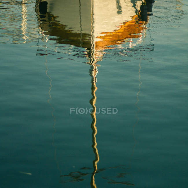 Blick auf das Boot, das sich im Meerwasser spiegelt — Stockfoto