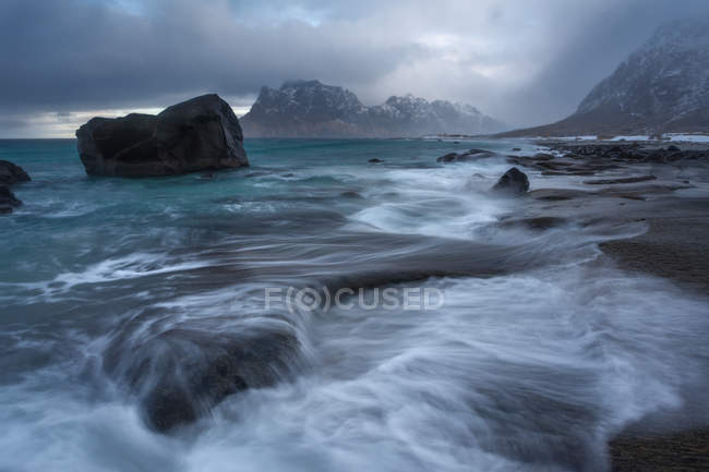 Мальовничий вид на шторм на uttakleiv пляжі, прибуття, Норвегія — стокове фото