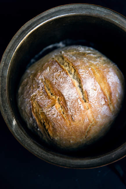 Primer plano del pan de soda casero en lata de pan - foto de stock