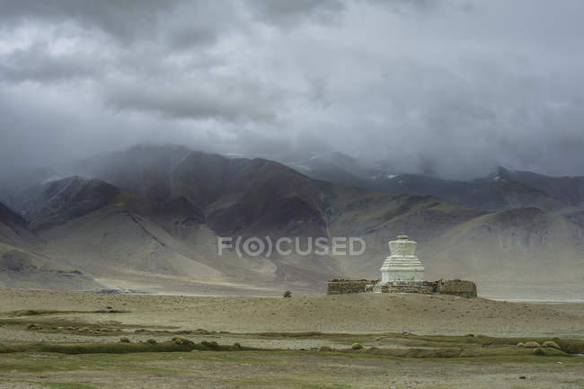 Vista panorâmica da estupa budista perto de Tso Kar, Changthang, Jammu e Caxemira, Índia — Fotografia de Stock