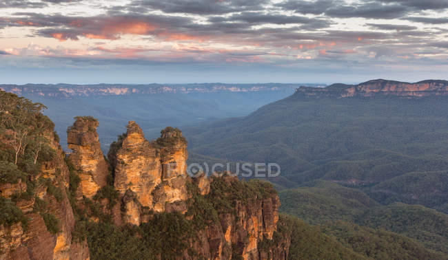 Vista panorámica de Tres hermanas, Montañas Azules, Nueva Gales del Sur, Australia - foto de stock