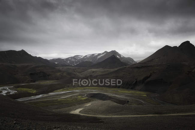 Живописный вид на дорогу через горный ландшафт, Ландшафтный Алаугар, Исландия — стоковое фото