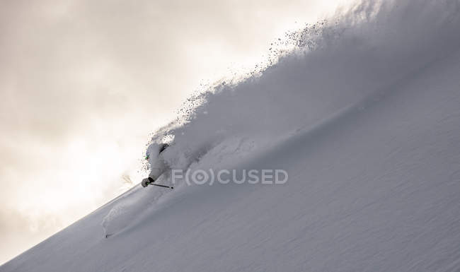 Швидкий лижник їзда на сніг ухил на великій швидкості, в Альпах, Австрія — стокове фото