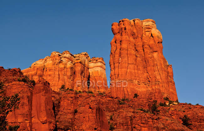 Vista panorámica de Bride of Cathedral Rock, Sedona, Condado de Yavapai, Arizona, Estados Unidos - foto de stock