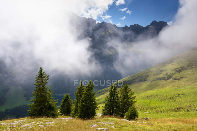 Vista panoramica della nebbia nelle Alpi, Svizzera — Foto stock