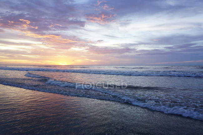 Malerischer Blick auf den Strand bei Sonnenuntergang, kota kinabalu, sabah, malaysia — Stockfoto