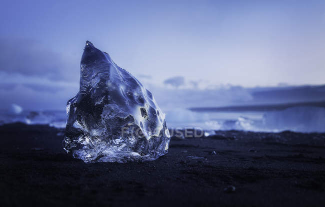 Vista panoramica del cubo di ghiaccio che si scioglie sulla spiaggia di sabbia nera, Islanda — Foto stock