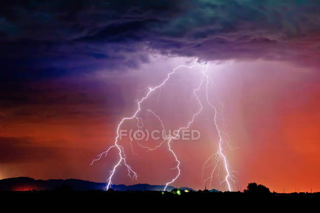 Vista panorámica de la tormenta eléctrica, Arlington, Arizona, EE.UU. - foto de stock