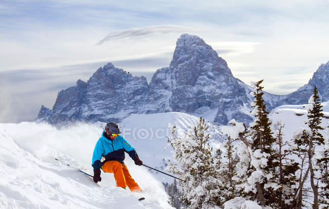 Homem esquiando em montanhas de inverno, Grand Targhee, Teton, Wyoming, América, EUA — Fotografia de Stock