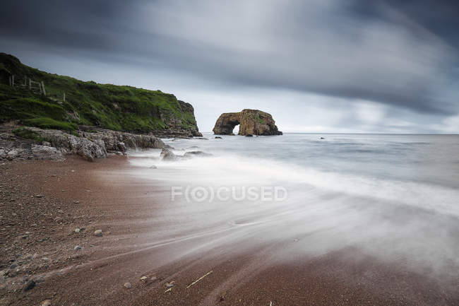 Irlanda, Donegal, Long exposure shot of sea - foto de stock