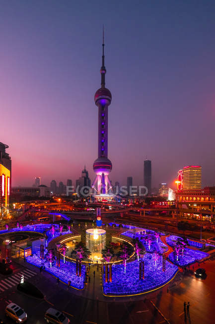 Pearl Tower e skyline da cidade à noite, Xangai, China — Fotografia de Stock