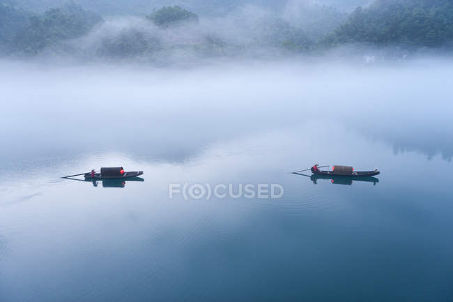 Due barche tradizionali sul fiume nella nebbia, Chenzhou, Hunan, Cina — Foto stock