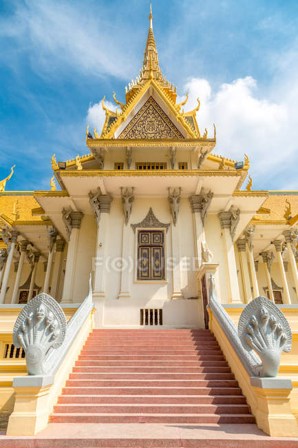 Мальовничий вид на Королівський палац відділяють Пномпеня, Камбоджа — стокове фото