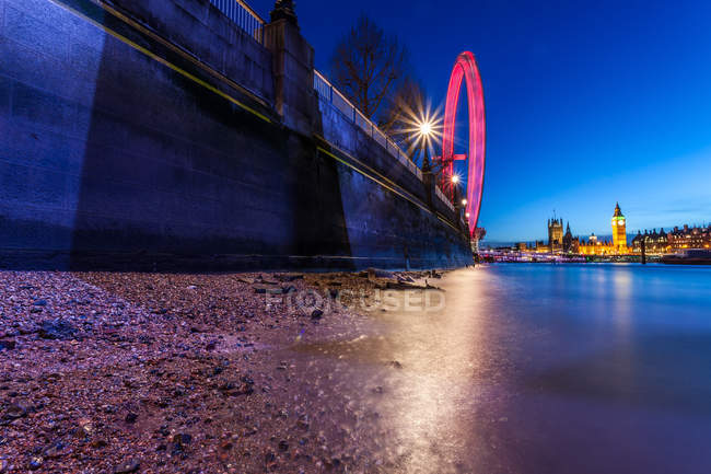 Riverbank à noite com a cidade em segundo plano, Londres, Reino Unido — Fotografia de Stock