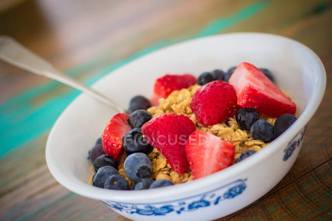 Schüssel Müsli mit frischen Erdbeeren und Blaubeeren — Stockfoto