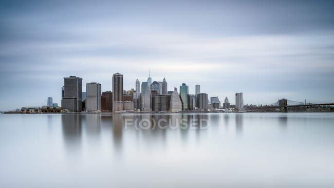 Vista panorámica del horizonte de Manhattan del distrito financiero, Nueva York, EE.UU. - foto de stock