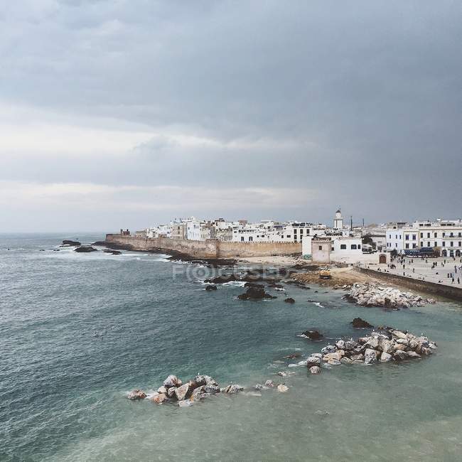 Schöne Stadtlandschaft und Strand von Essaouira bei bewölktem Tag, Essaouira, Marokko — Stockfoto