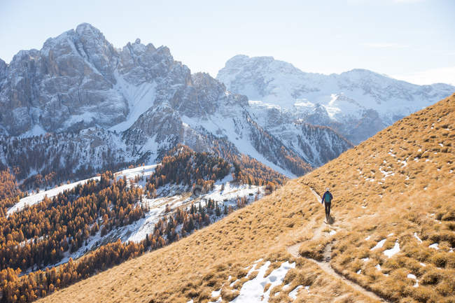 Senderismo femenino en las montañas Dolomitas, Tirol del Sur, Italia - foto de stock