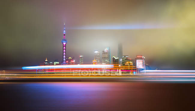 Vista panorámica de los senderos de luz en Pudong, Shanghai, China - foto de stock