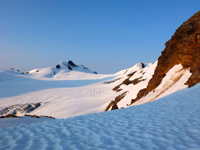 Vista panorámica de las montañas cubiertas de nieve, Columbia Británica, Canadá - foto de stock