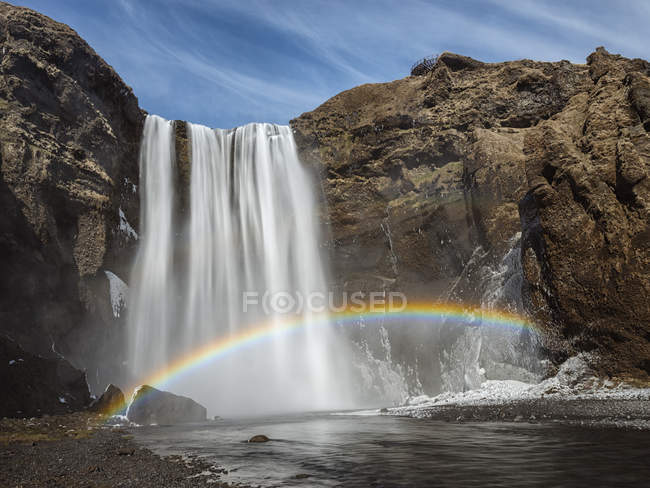 Vista panoramica dell'arcobaleno sulla cascata di Skogafoss, iceland — Foto stock