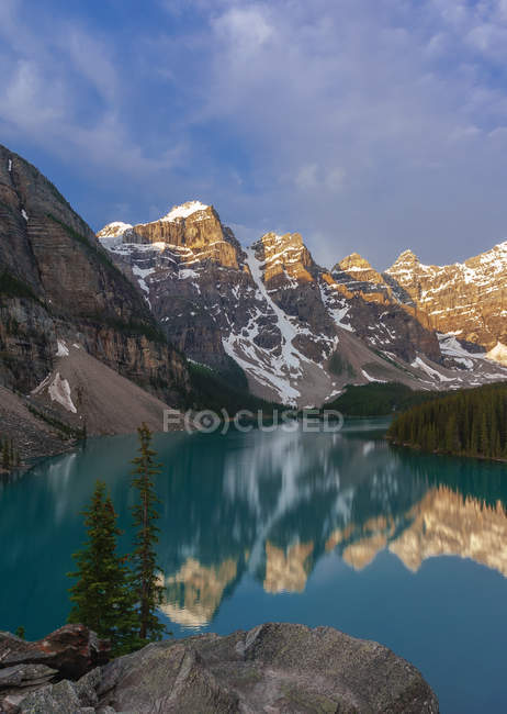 Fascinante vista do Lago Moraine e Vale de Ten Peaks, Parque Nacional Banff, Alberta, Canadá — Fotografia de Stock