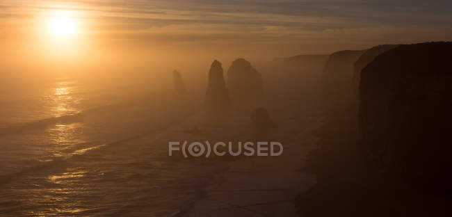 Vista panorâmica dos Doze Apóstolos ao pôr do sol, Victoria, Austrália — Fotografia de Stock