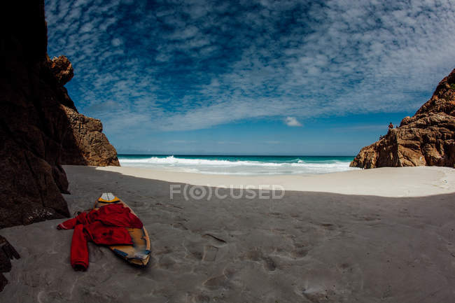 Verlassenes Surfbrett und Neoprenanzug am Strand, arraial do cabo, rio de janeiro, Brasilien — Stockfoto